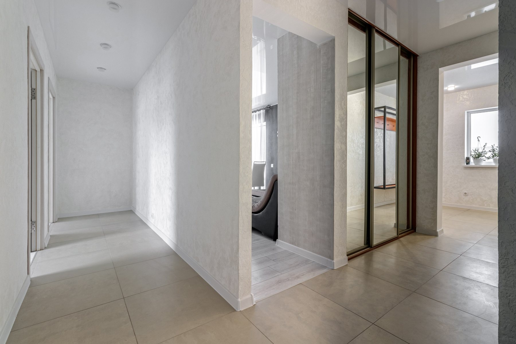 Heller Flur mit verspiegeltem Einbauschrank
