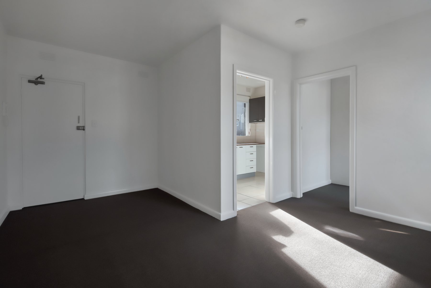 Renovierter heller Raum mit dunklem Boden
