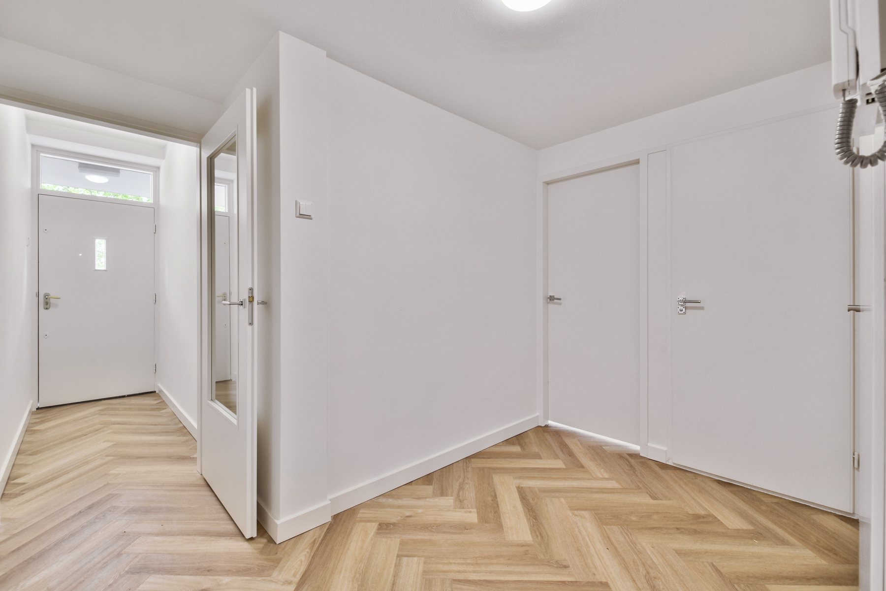 Heller Innenraum mit neuem Laminatboden
