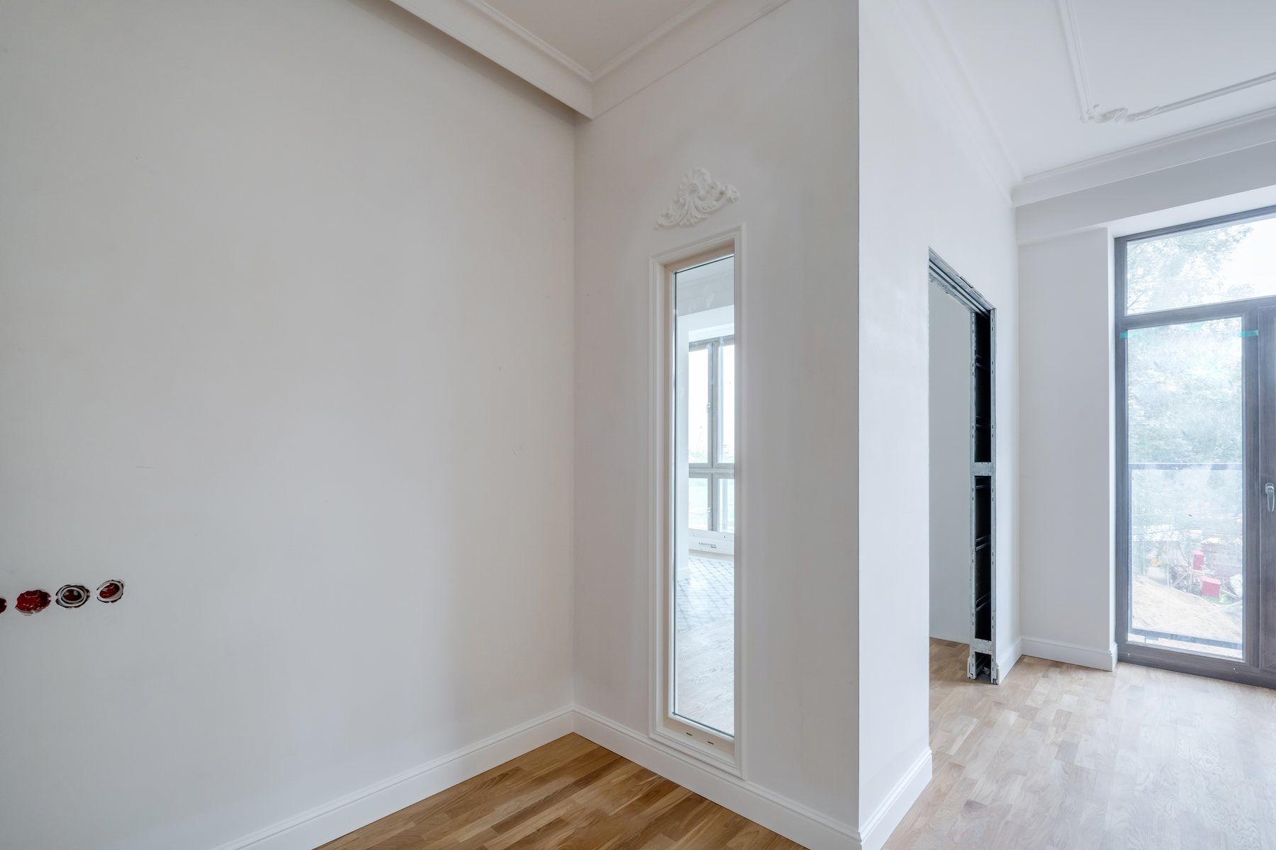 Renovierter weißer Raum mit großen Fenstern